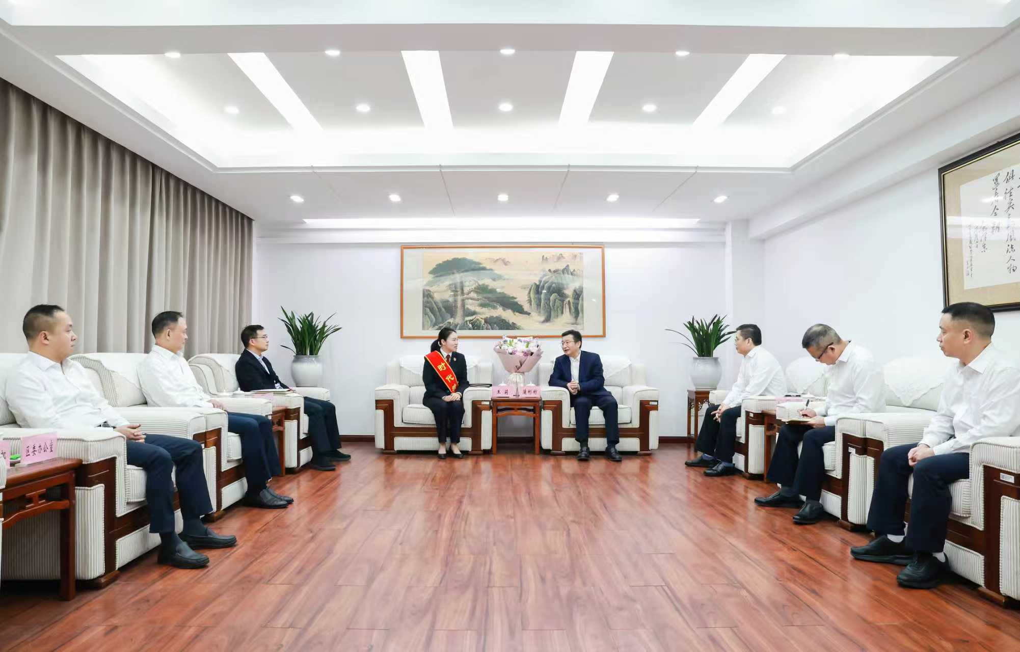 蒲彬彬杨宏看望“时代楷模”52AV
未成年人保护工作团队代表王莉