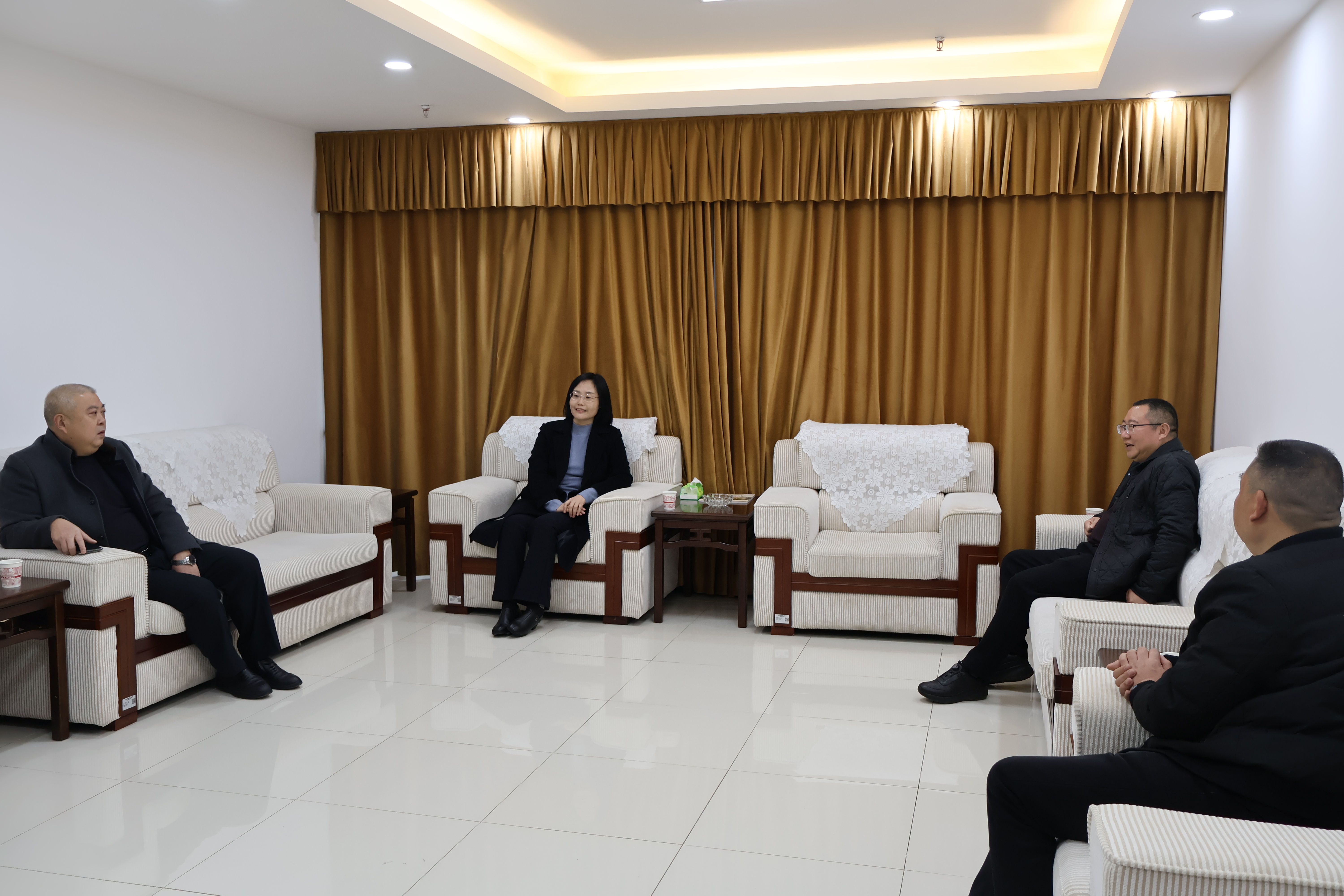 侯俊霞检察长以县人大代表候选人身份与选民见面