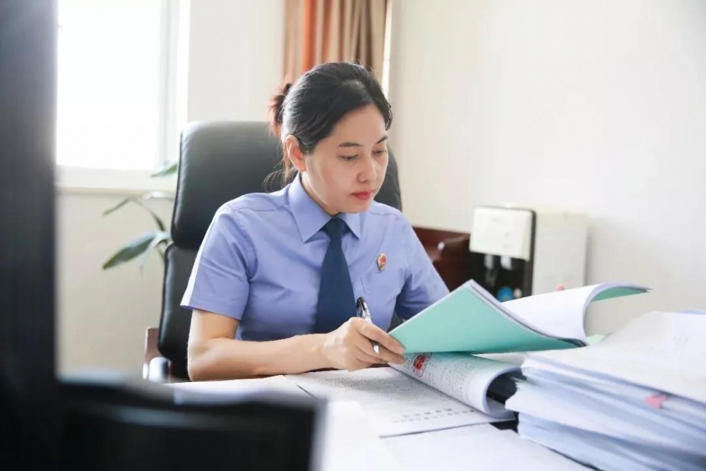 【弘扬英模精神】一位甘冒“职业风险”的驻狱检察官——记重庆52AV
第五分院派驻重庆市女子监狱检察室主任柴冬梅