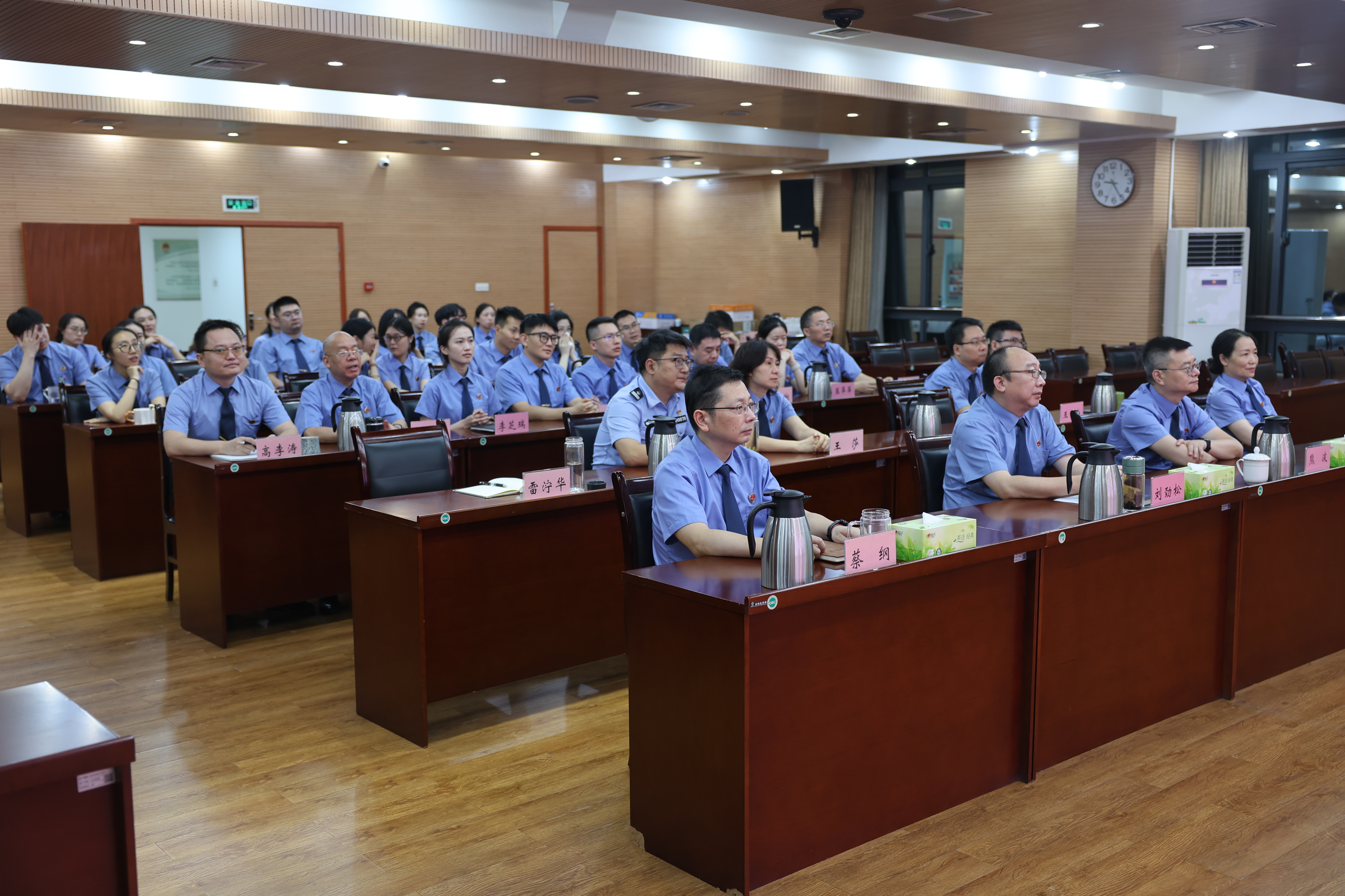 以时代楷模为榜样！渝检护“未”团队代表先进事迹在52AV
机关引发强烈反响（一）